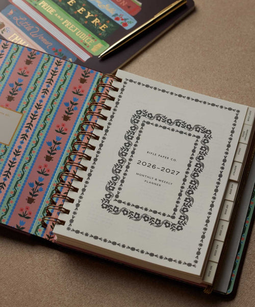 Agenda Ladies Night Book Club mis en scène avec des livres