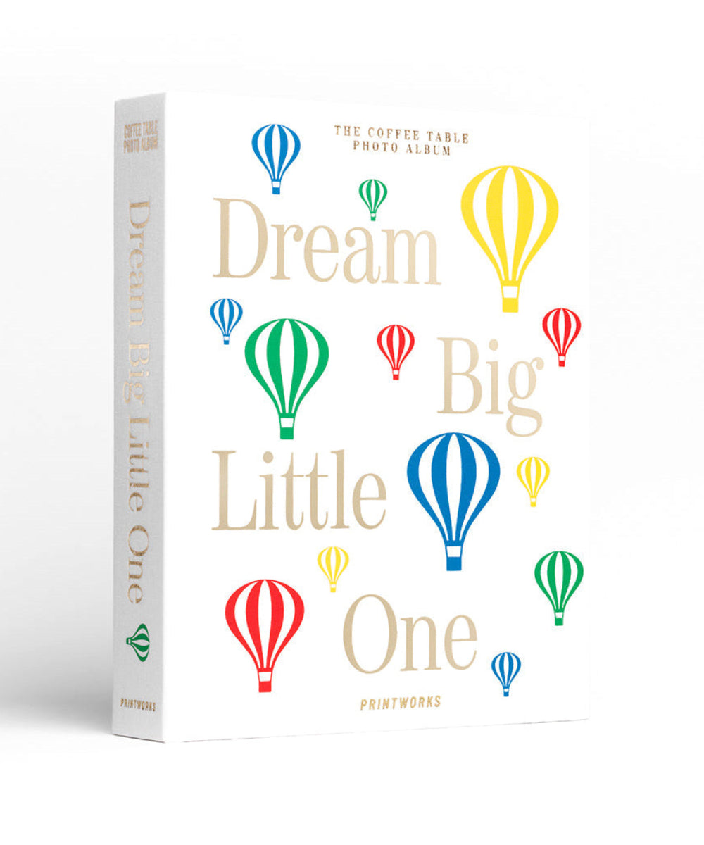 Album photo bébé Dream Big Little One Printworks fermé, couverture à montgolfières sur fond blanc