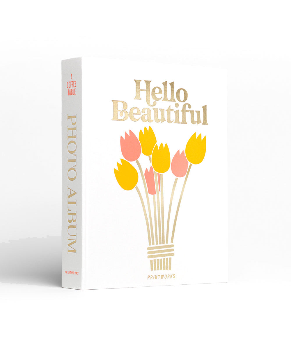 Album photo Hello Beautiful Printworks fermé, couverture blanche à tulipes sur fond blanc
