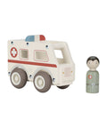 Ambulance en bois Little Dutch et figurine soignante sur fond blanc