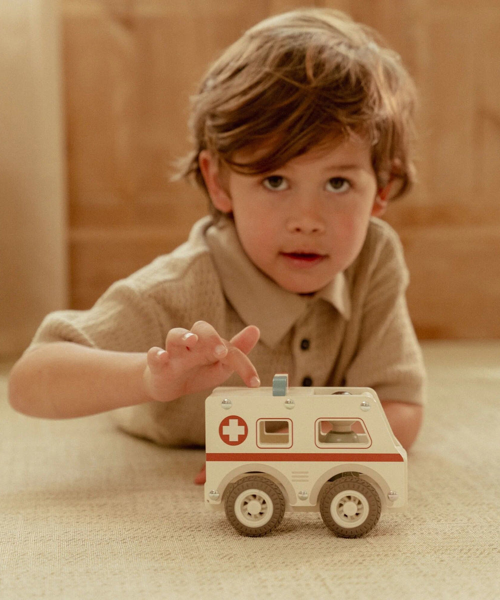 Enfant jouant avec l’ambulance en bois Little Dutch