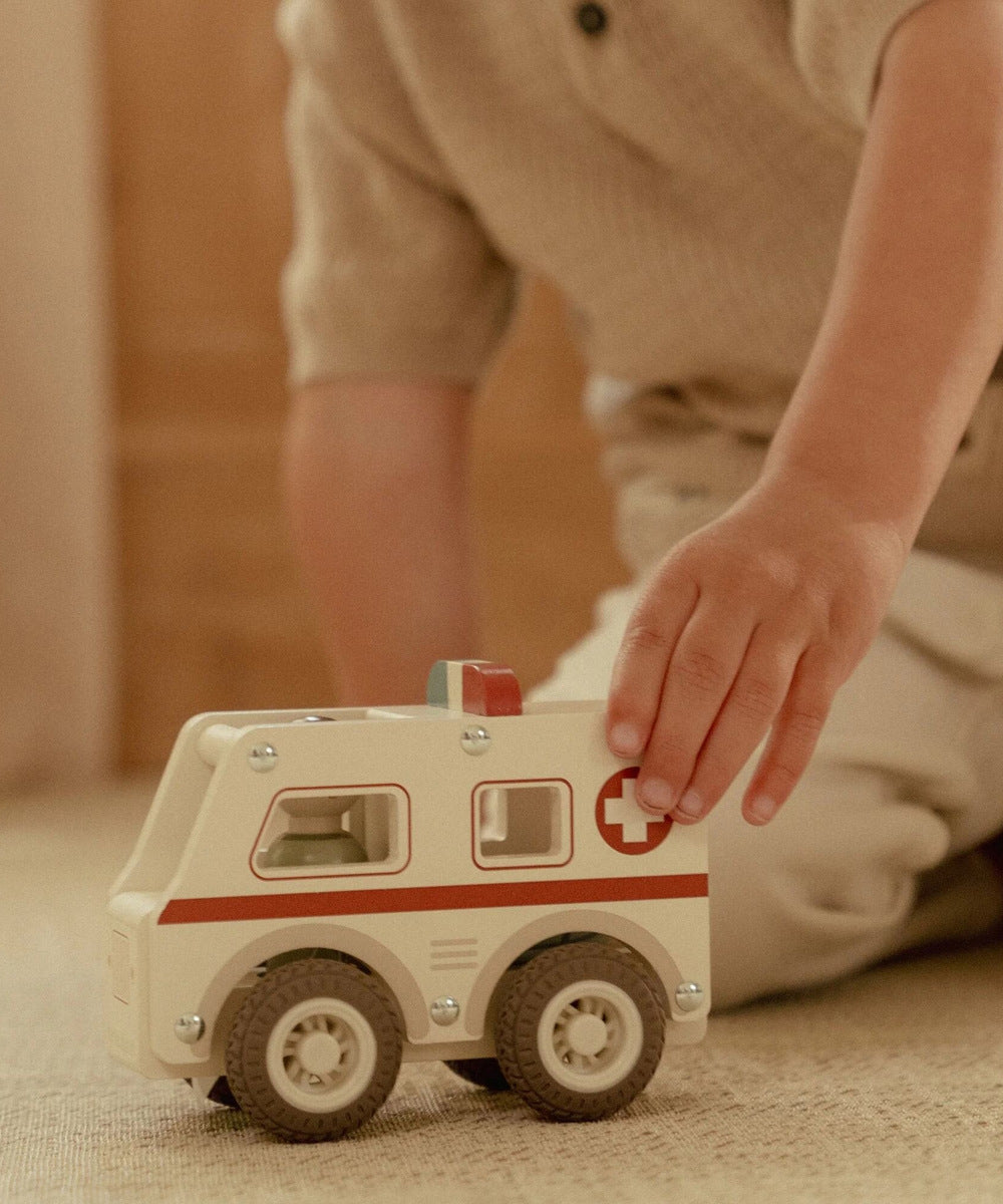 Enfant faisant rouler l’ambulance Little Dutch