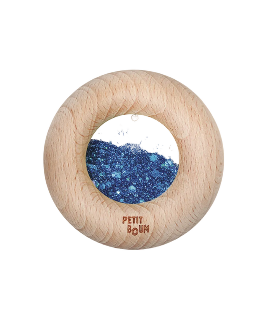Hochet d'éveil anneau dentition Donut sensoriel en bois et paillettes bleues de la marque Petit Boum.