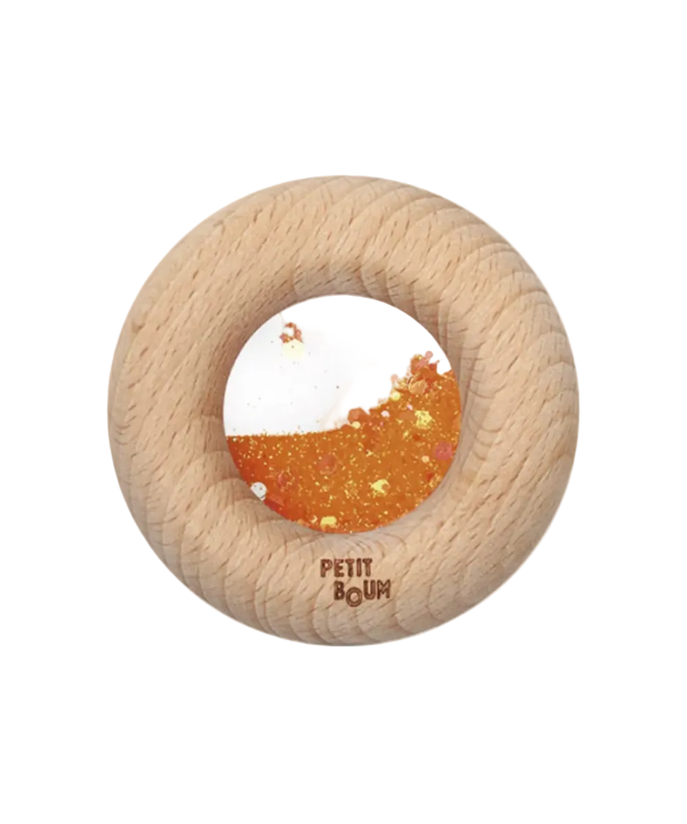 Hochet d'éveil anneau dentition donut sensoriel en bois orange de la marque Petit Boum.