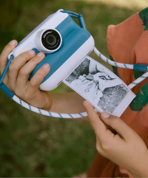 Appareil photo instantané pour enfant K-Print bleu de Kidywolf avec écran couleur arrière et fente d'impression.