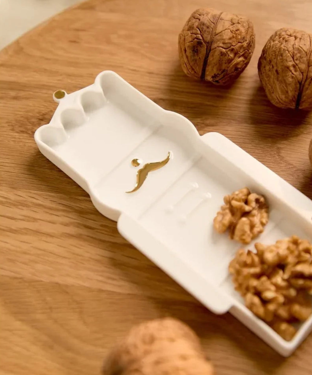 Gros plan en situation de Assiette Casse-noisettes de la marque Räder