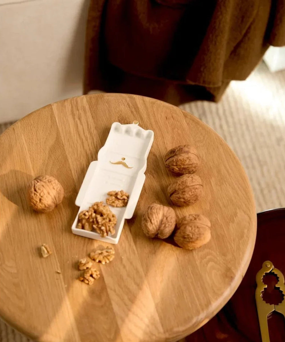 Gros plan en situation de Assiette Casse-noisettes de la marque Räder