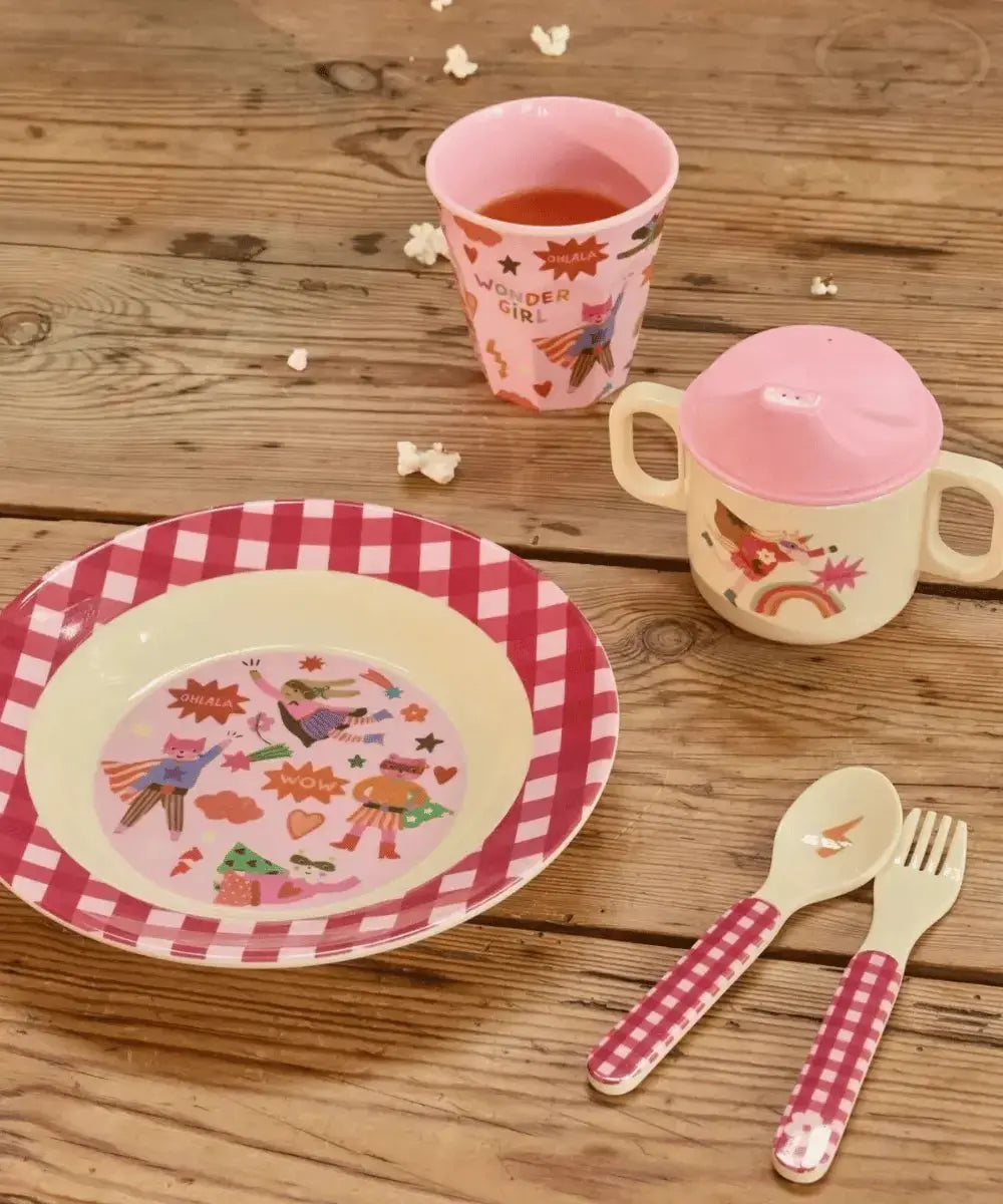 Vue de la collection Hero rose de la marque danoise Rice