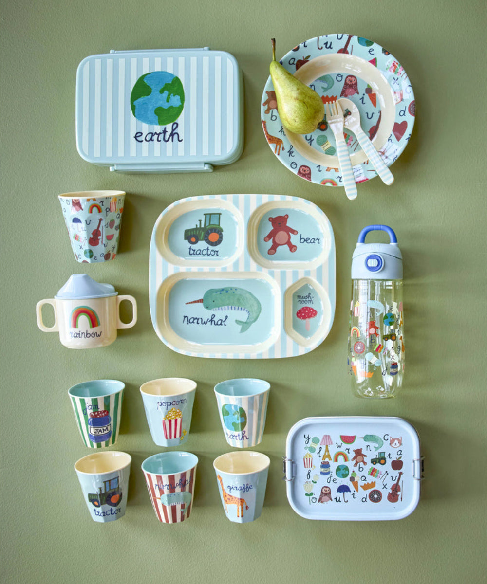Assiette enfant compartimentée ABC bleu de Rice en situation
