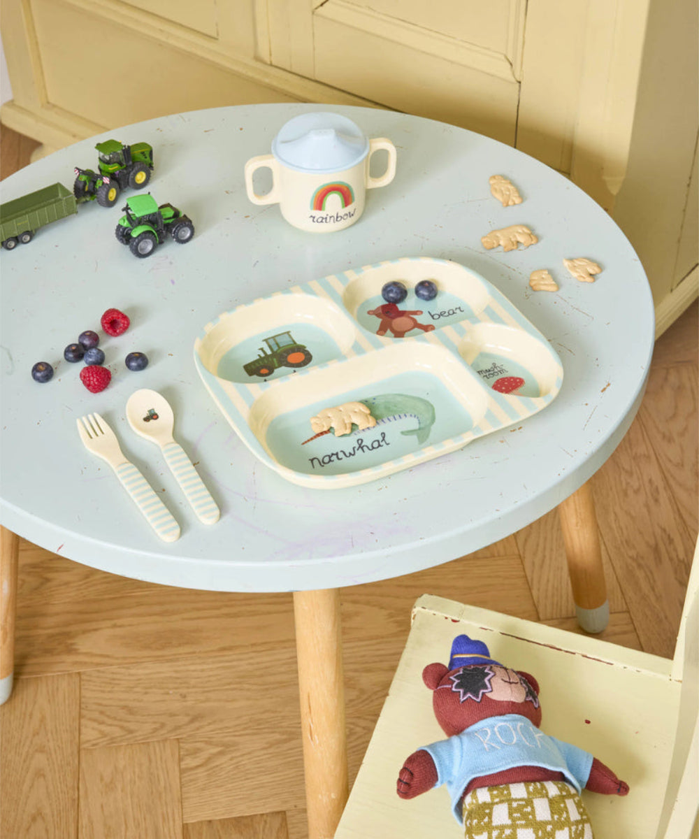 Assiette enfant compartimentée ABC bleu de Rice en situation