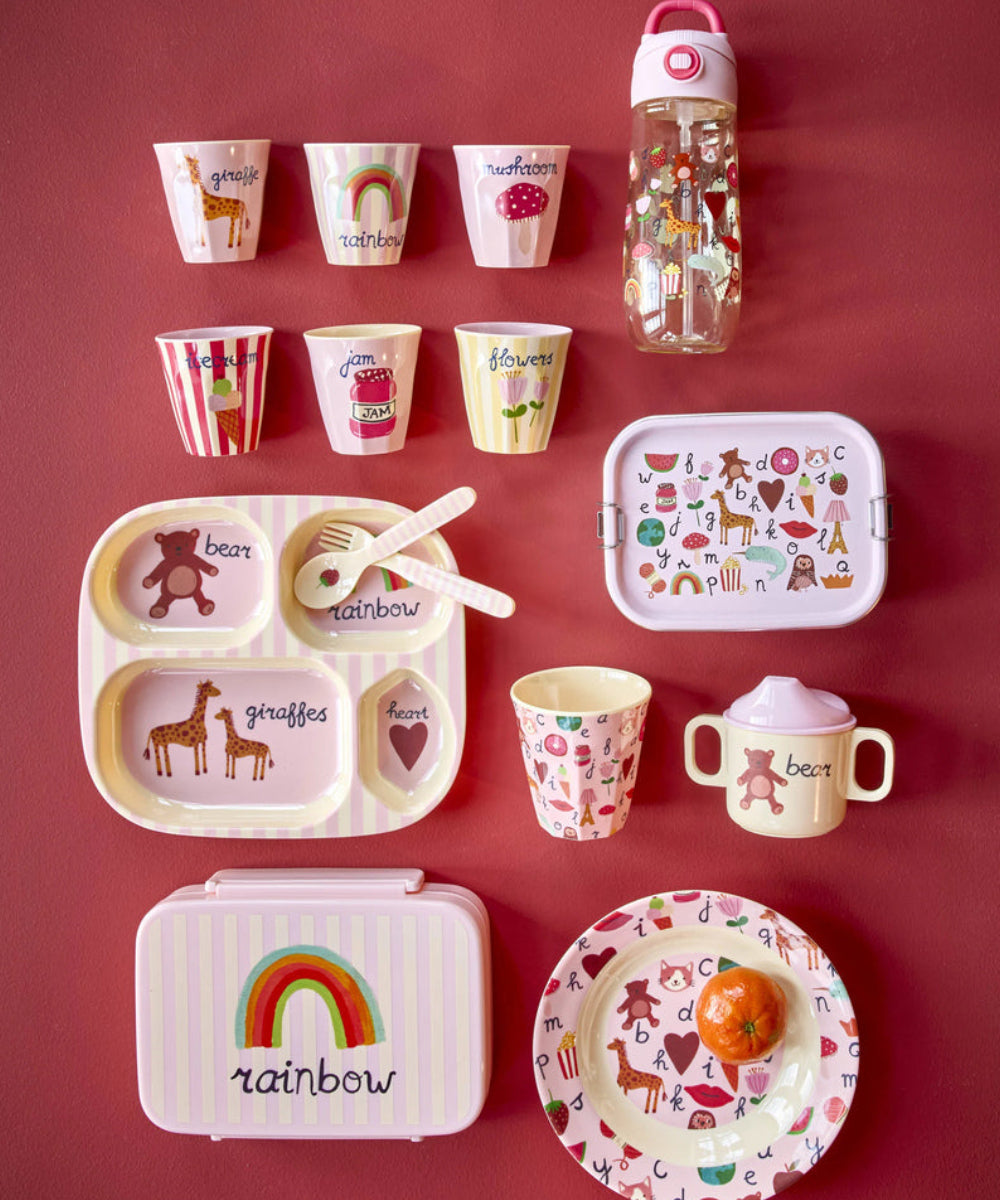 Assiette enfant compartimentée ABC rose de Rice en situation