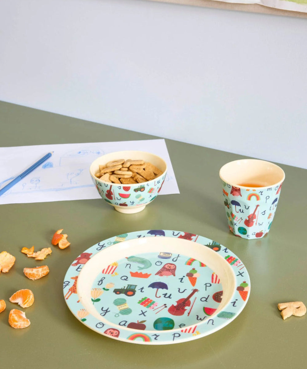 Assiette enfant en mélamine ABC bleu de Rice en situation