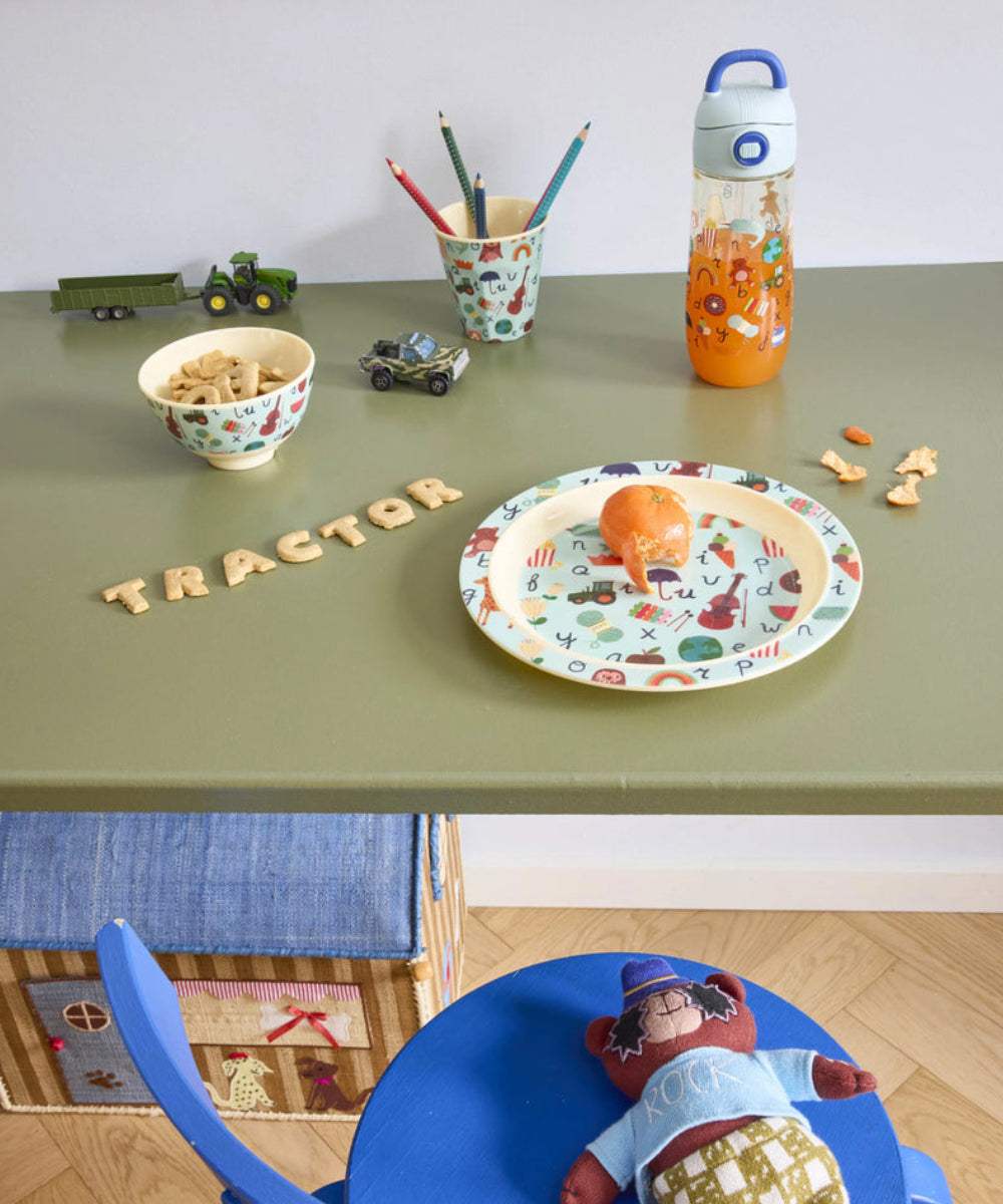 Assiette enfant en mélamine ABC bleu de Rice en situation