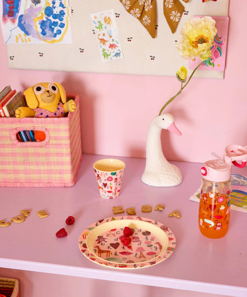 Assiette enfant en mélamine ABC rose de Rice en situation