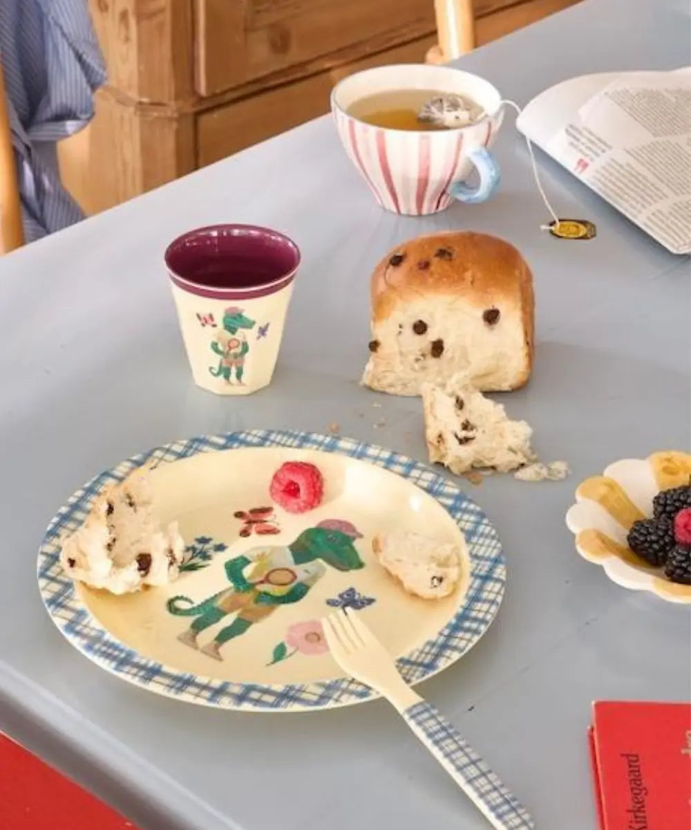 Assiette pour enfant motif crocodile dessiné par l'artiste Nathalie Lété de la marque Rice