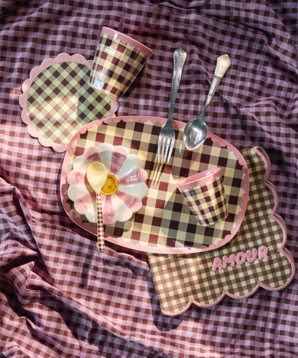 Assiette rectangulaire en mélamine Check Me Out de Rice en situation