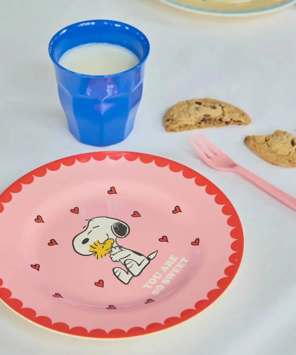Assiette plat en mélamine Snoopy Rose de la marque danoise Rice