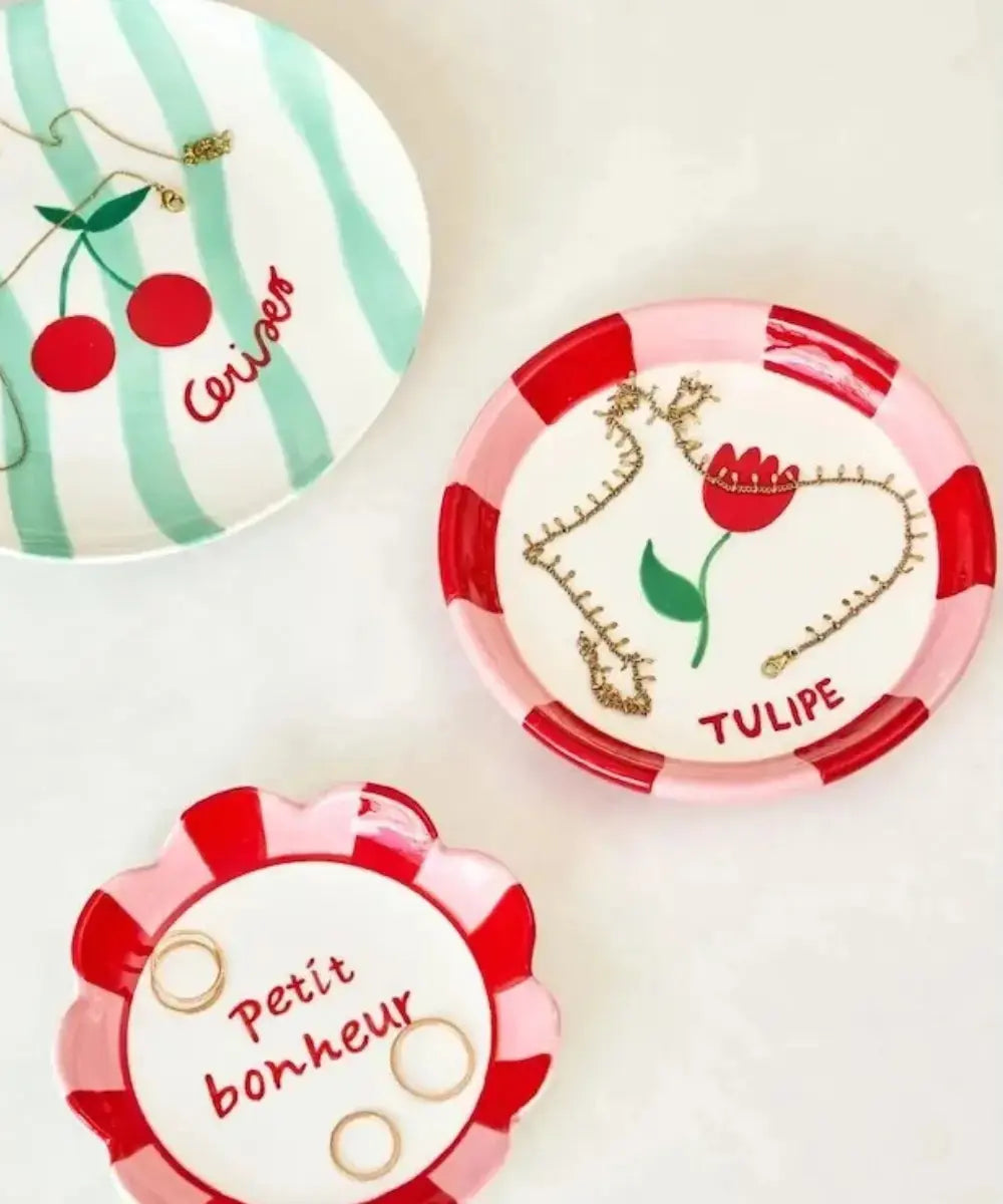 Assiette Tulipe de Qué Rico posée sur une table et utilisée comme coupelle à bijoux