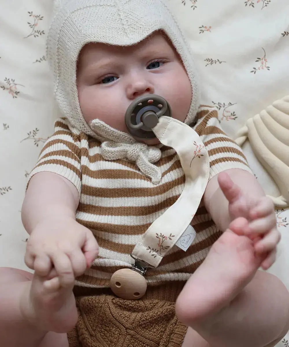 Photo d'un bébé avec l'attache-tétine Ashley de la marque CamCam Copenhagen