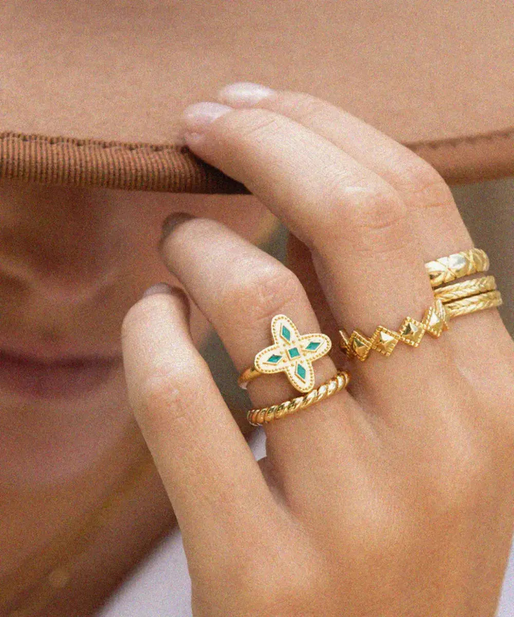 Photo portée de la bague réglable Adriana Vert Emeraude de Bacci Paris