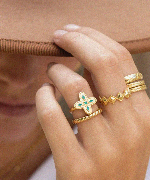 Photo portée de la bague réglable Adriana Vert Emeraude de Bacci Paris