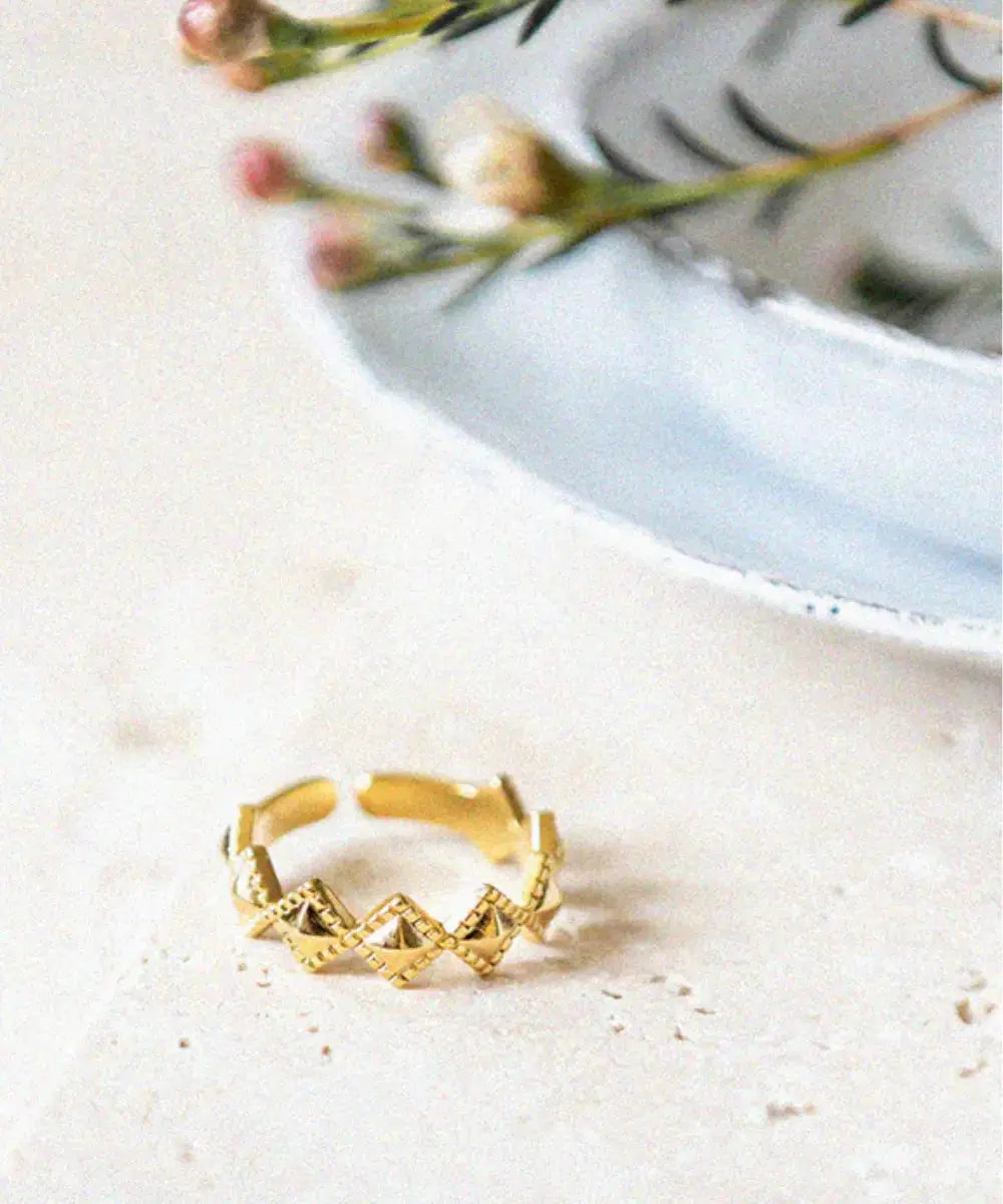 Photo de la bague Paola réglable de Bacci Paris posée sur une table avec des fleurs