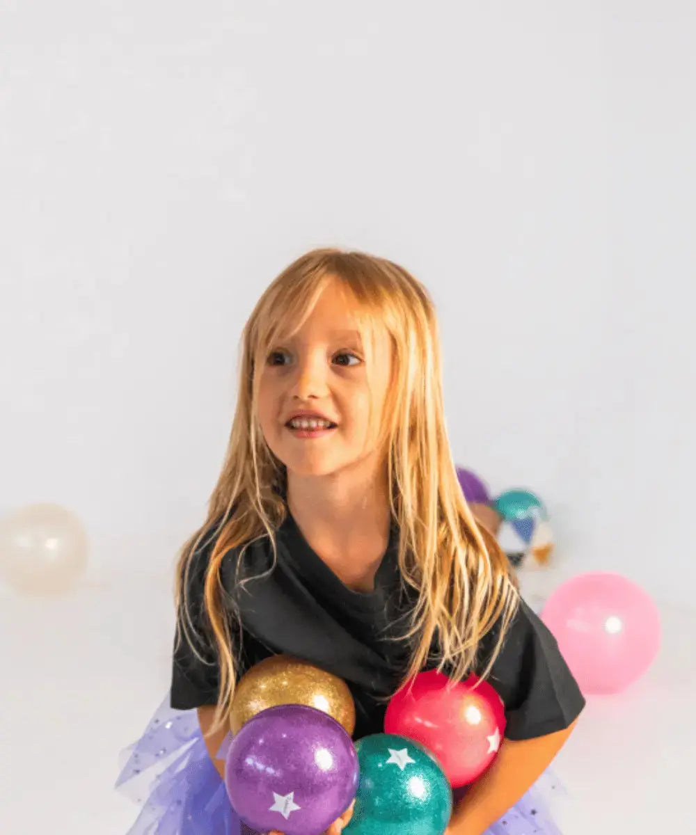 Enfant de 4 ans en train de jouer avec les balles Ratatam