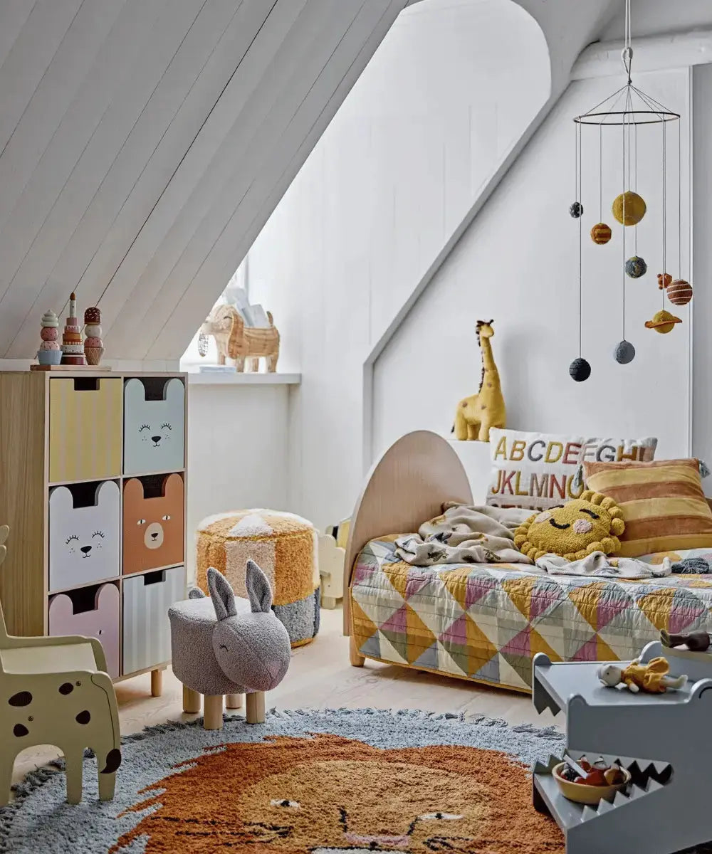 Photo d'une chambre d'enfant avec le banc Arnie le crocodile de Bloomingville