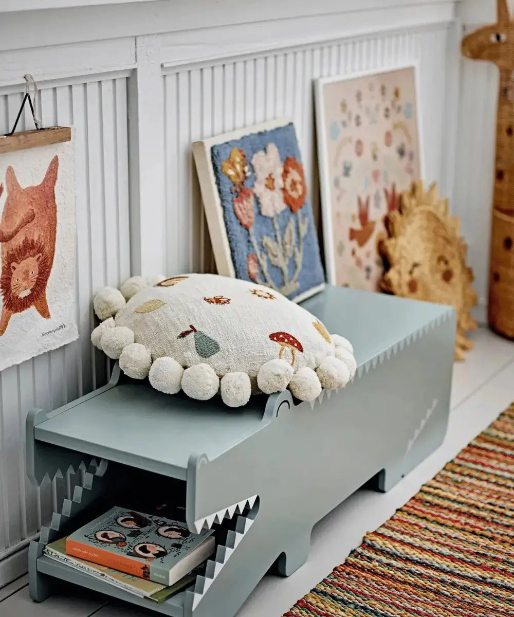 Photo en situation du banc pour enfant avec rangement crocodile de la marque Bloomingville
