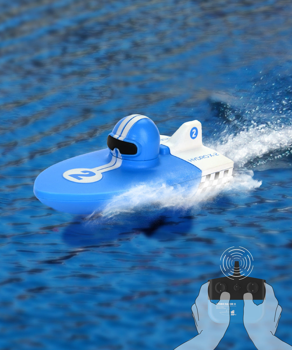 Bateau radiocommandé Hydro Racer de Sharper Image naviguant sur l’eau, avec illustration du pilotage à la télécommande