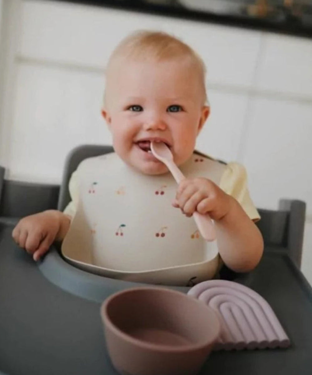 Bavoir en silicone alimentaire souple avec poche imprime cerises Mushie