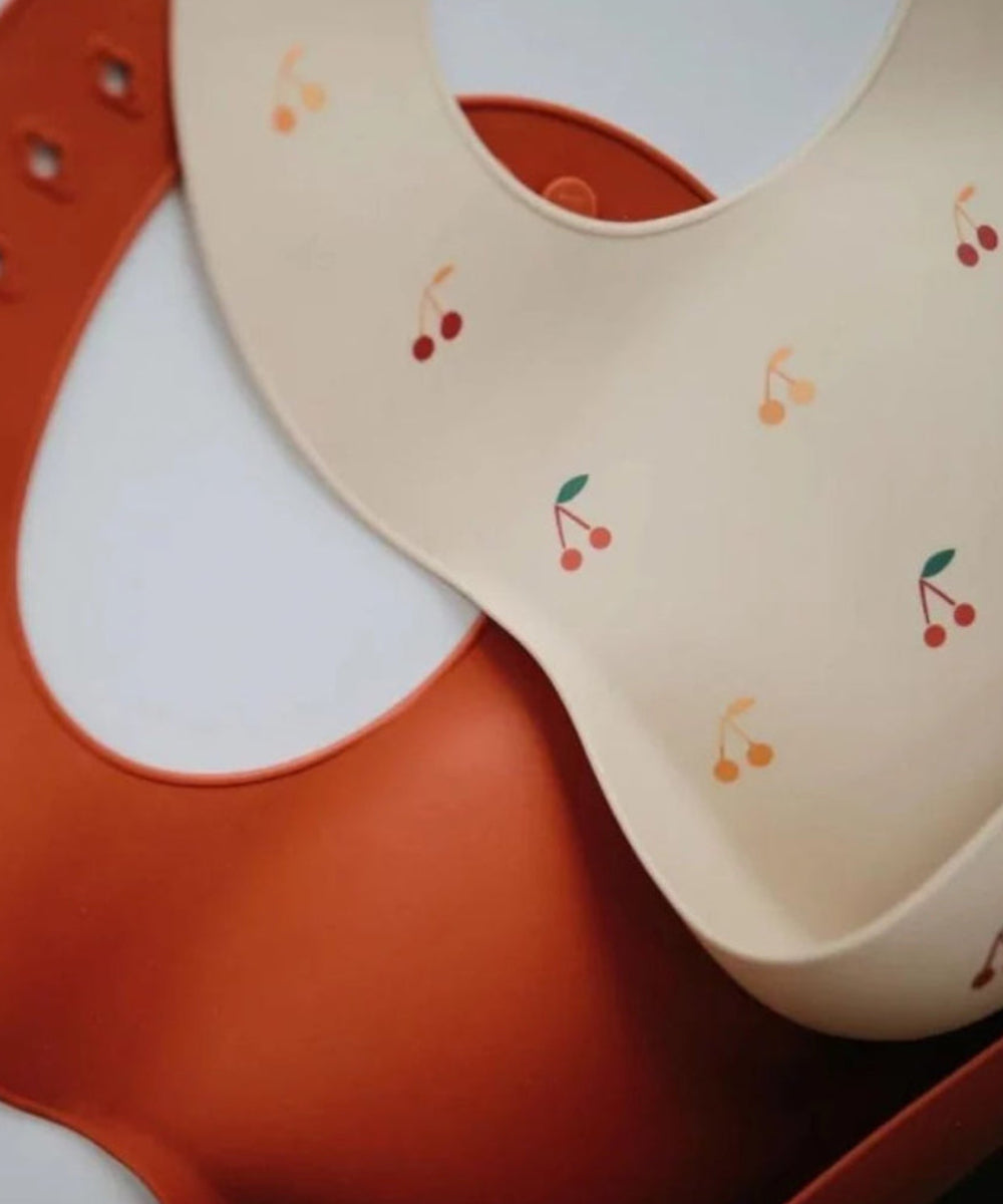 Bavoir en silicone alimentaire souple avec poche imprime cerises Mushie
