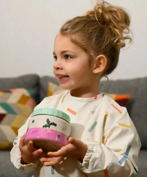 Grand bavoir imperméable pour bébé avec manches et poche ramasse-miettes en tissu recyclé The Cotton Cloud.