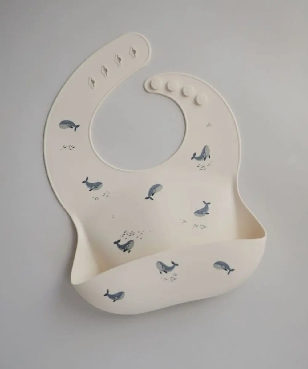 Bavoir Baleines en silicone de la marque Mushie