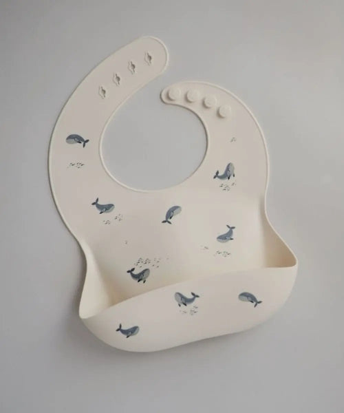 Bavoir Baleines en silicone de la marque Mushie