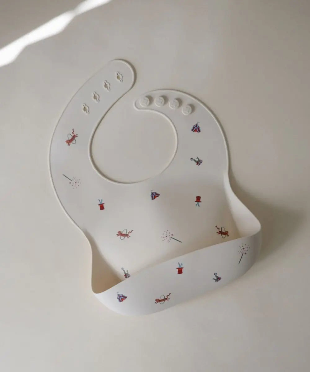 Bavoir en silicone Circus de la marque Mushie