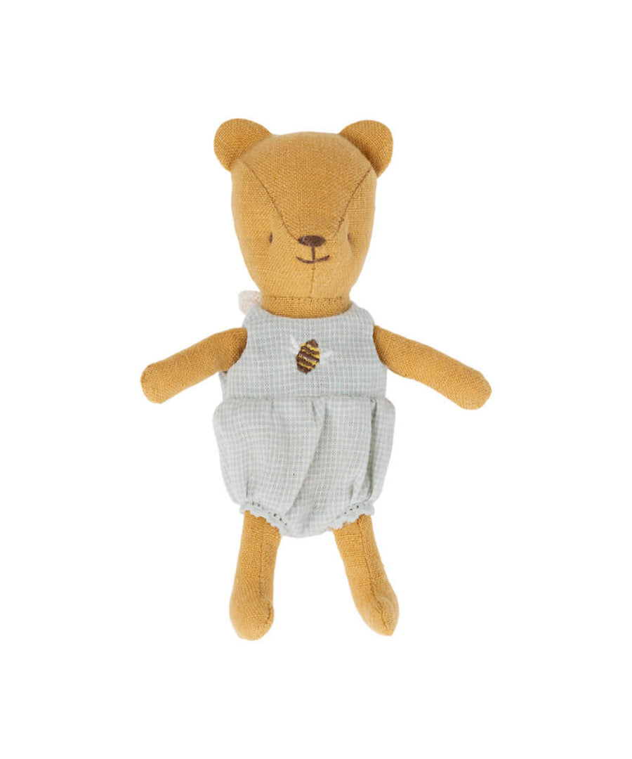 Bébé Ourson Teddy à Broderie Abeille de la marque Maileg, sur fond blanc