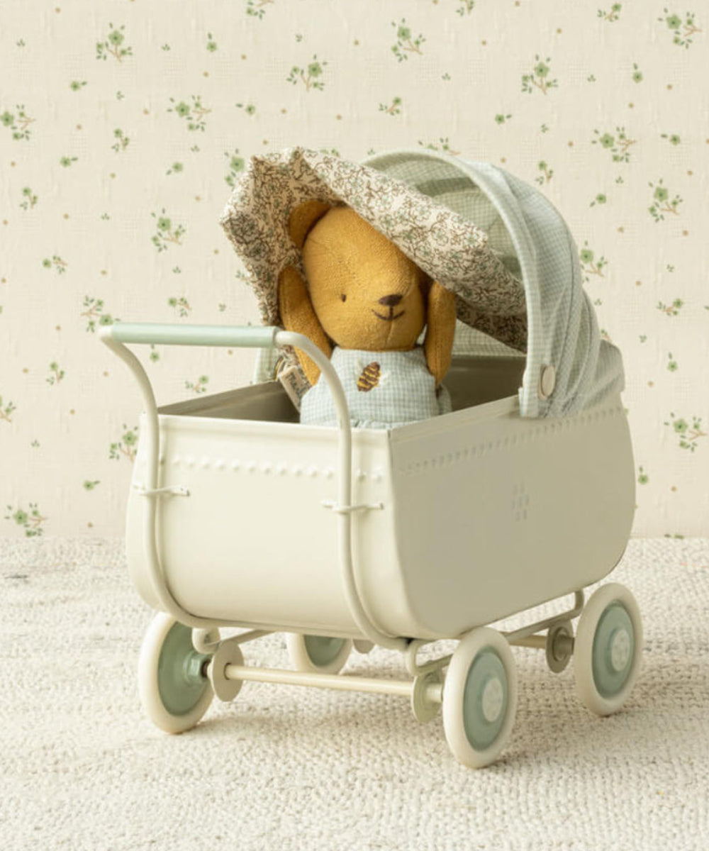 Bébé Ourson Teddy à Broderie Abeille de la marque Maileg, dans une mise en scène