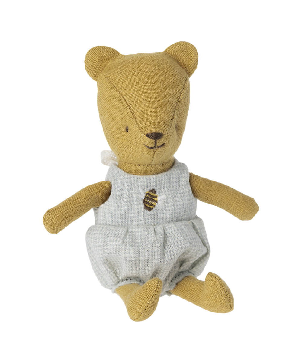 Bébé Ourson Teddy à Broderie Abeille de la marque Maileg, sur fond blanc