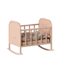 Berceau miniature Rose pastel de Maileg sur fond blanc