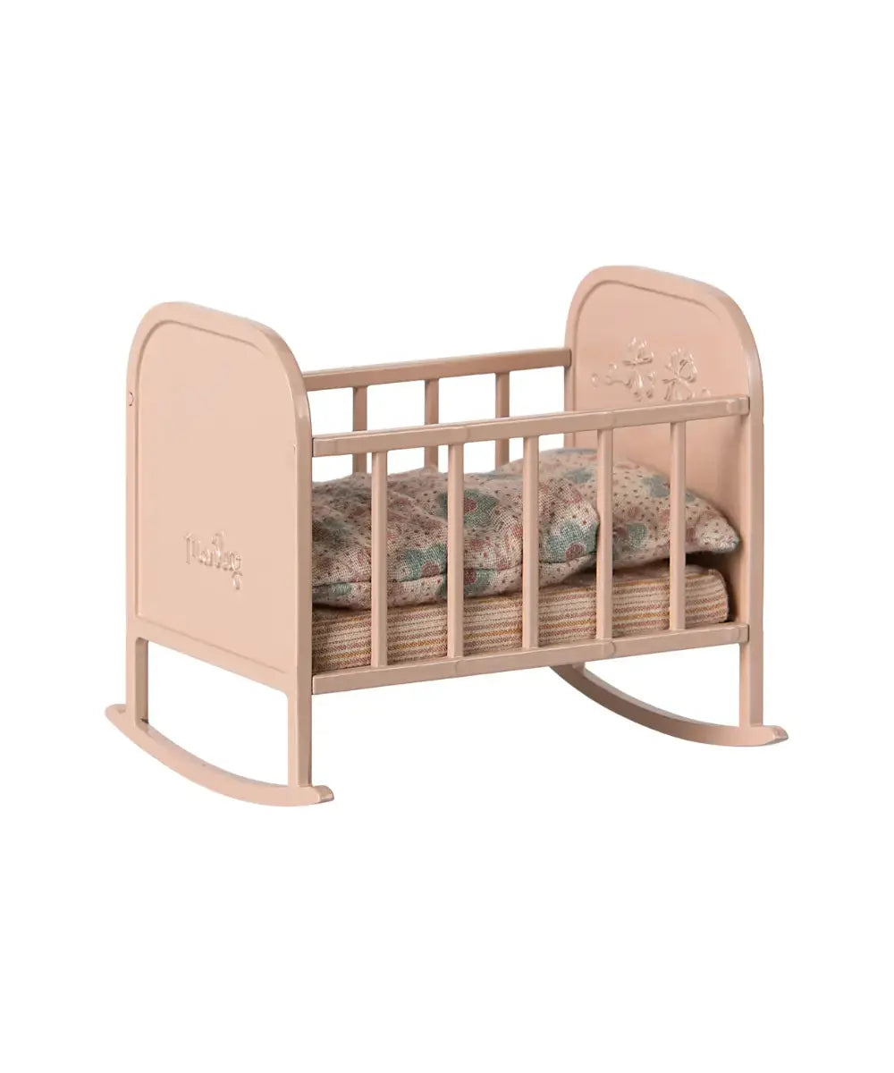 Berceau miniature Rose pastel de Maileg sur fond blanc