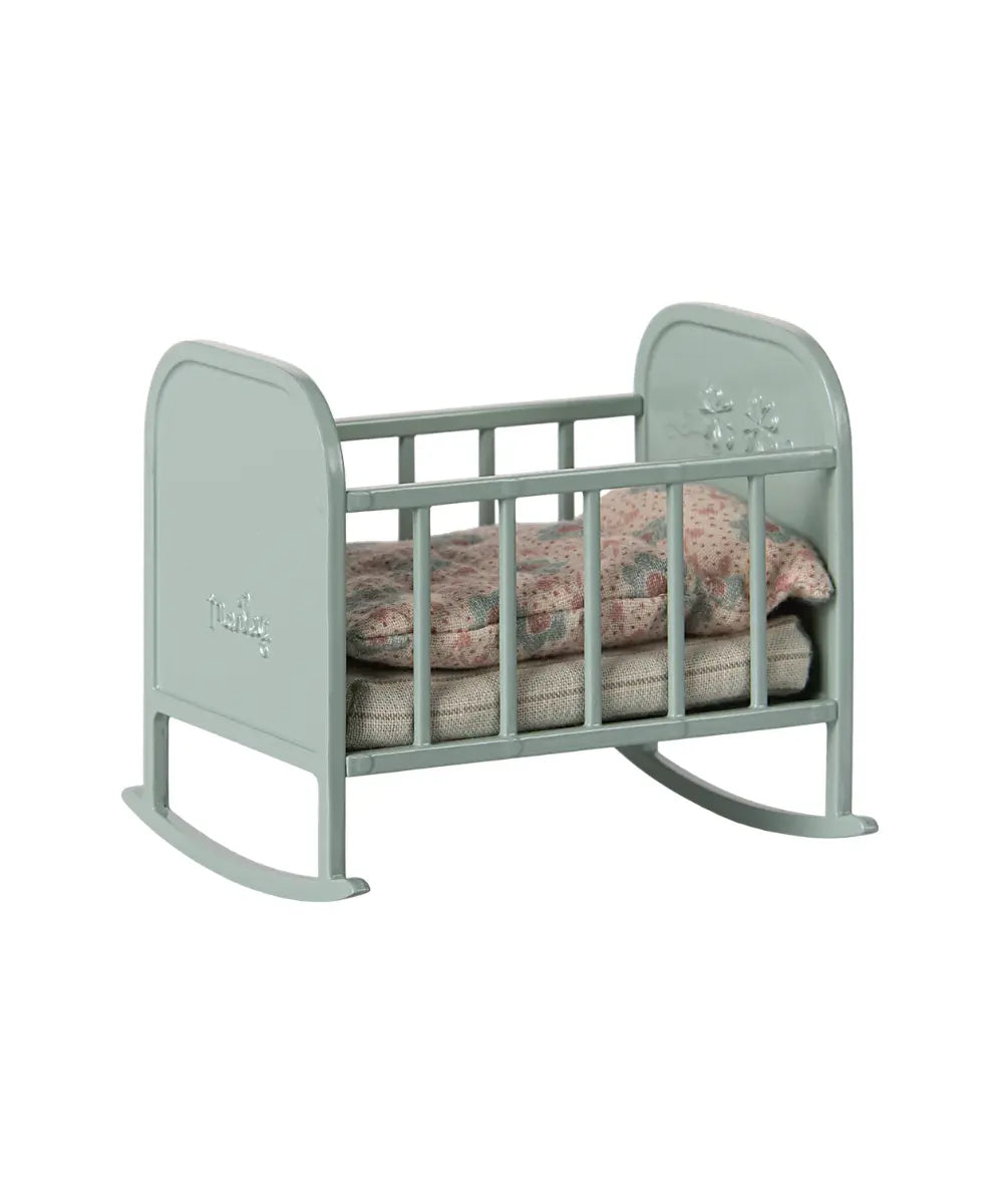 Berceau miniature pour bébés souris et lapins Maileg sur fond blanc