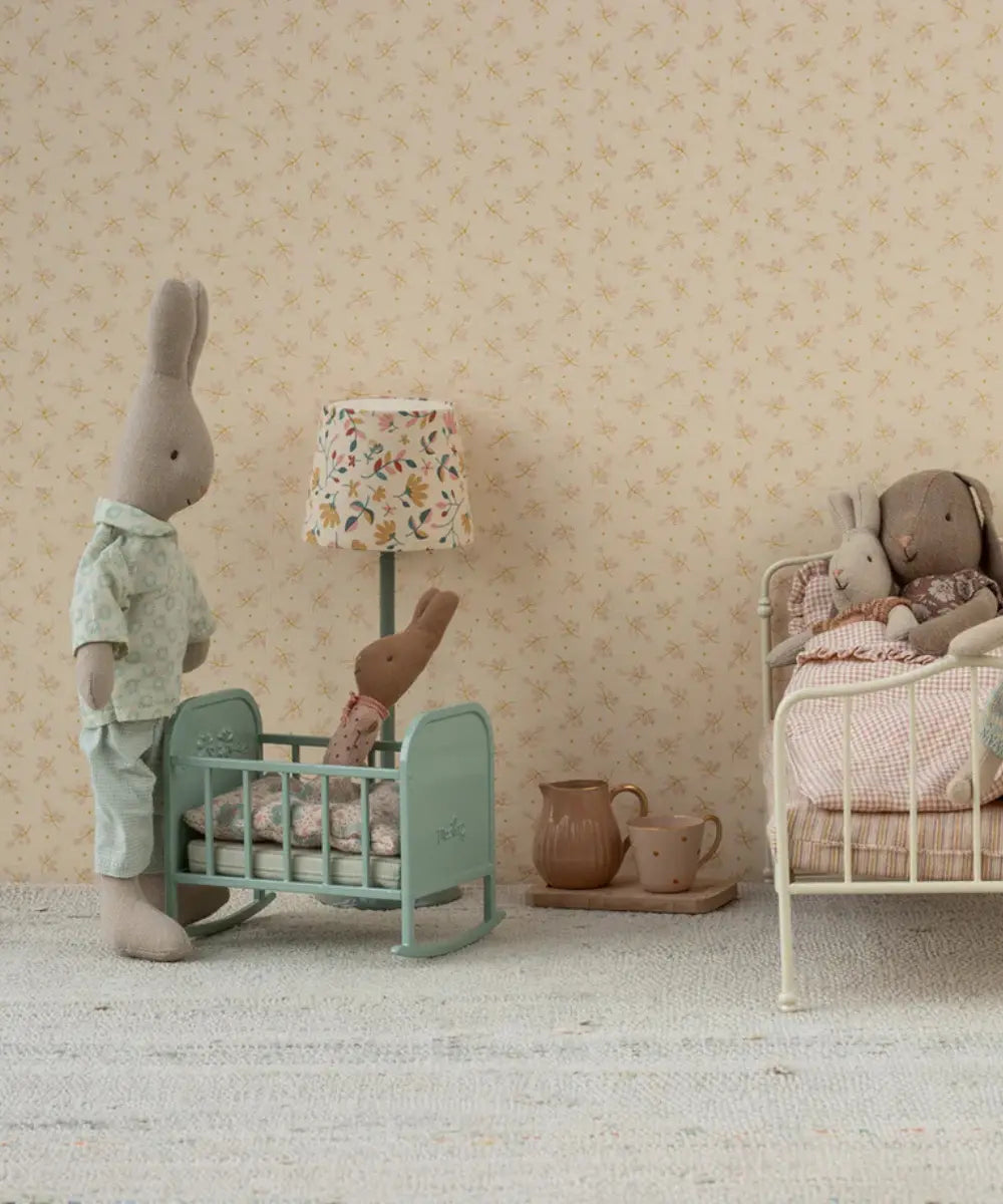 Berceau miniature de Maileg en situation dans une maison de poupées