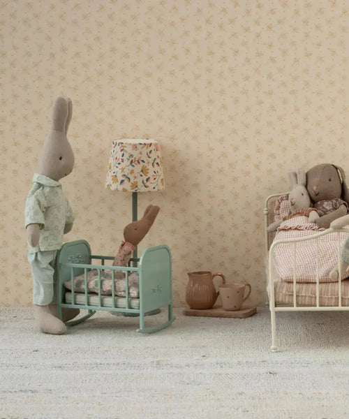 Berceau miniature de Maileg en situation dans une maison de poupées