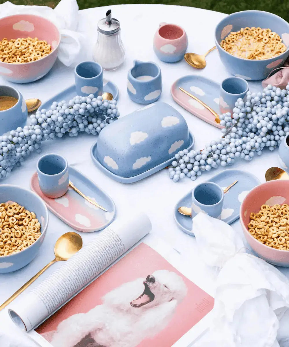 Vue d'une table décorée avec le beurrier Bleu Nuages de Egg Back Home