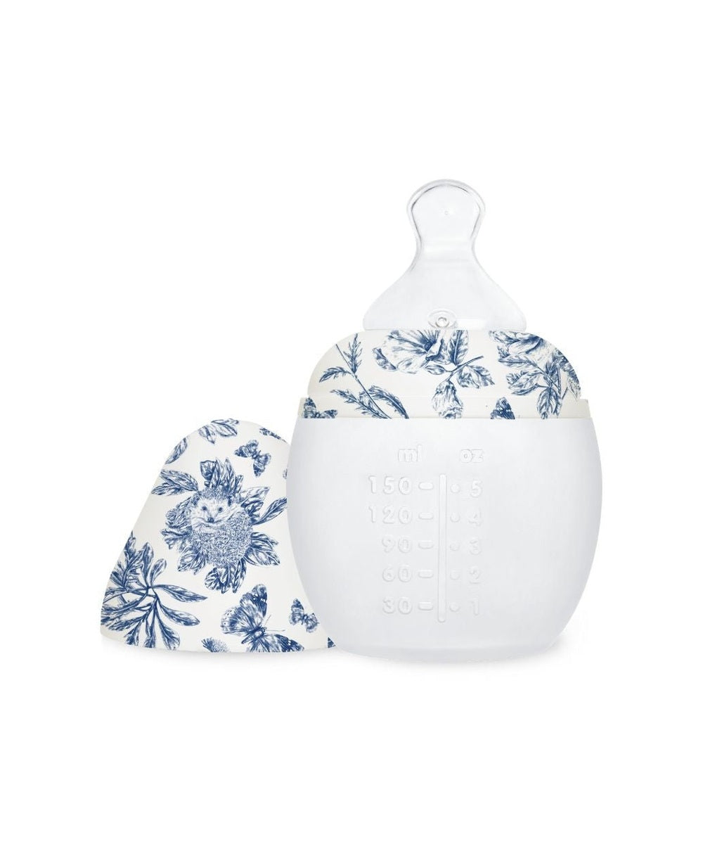 Biberon 150 ml Toile de Jouy Bleu de la marque Élhée, avec capuchon posé à côté, sur fond blanc
