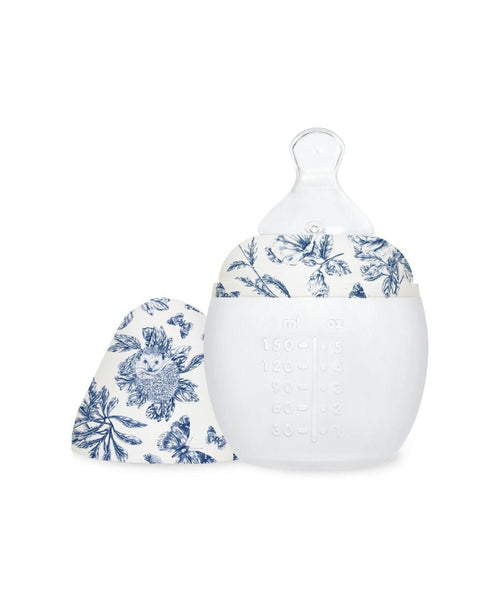 Biberon 150 ml Toile de Jouy Bleu de la marque Élhée, avec capuchon posé à côté, sur fond blanc