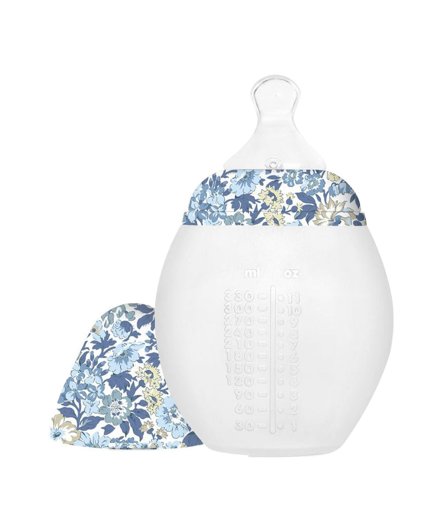 Biberon 330 ml Liberty Honey Dew Blue de la marque Élhée, avec capuchon posé à côté, sur fond blanc