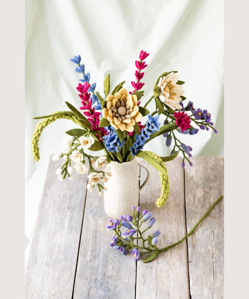 Gros plan en situation de Bleuet bleu vif de la marque Gry & Sif