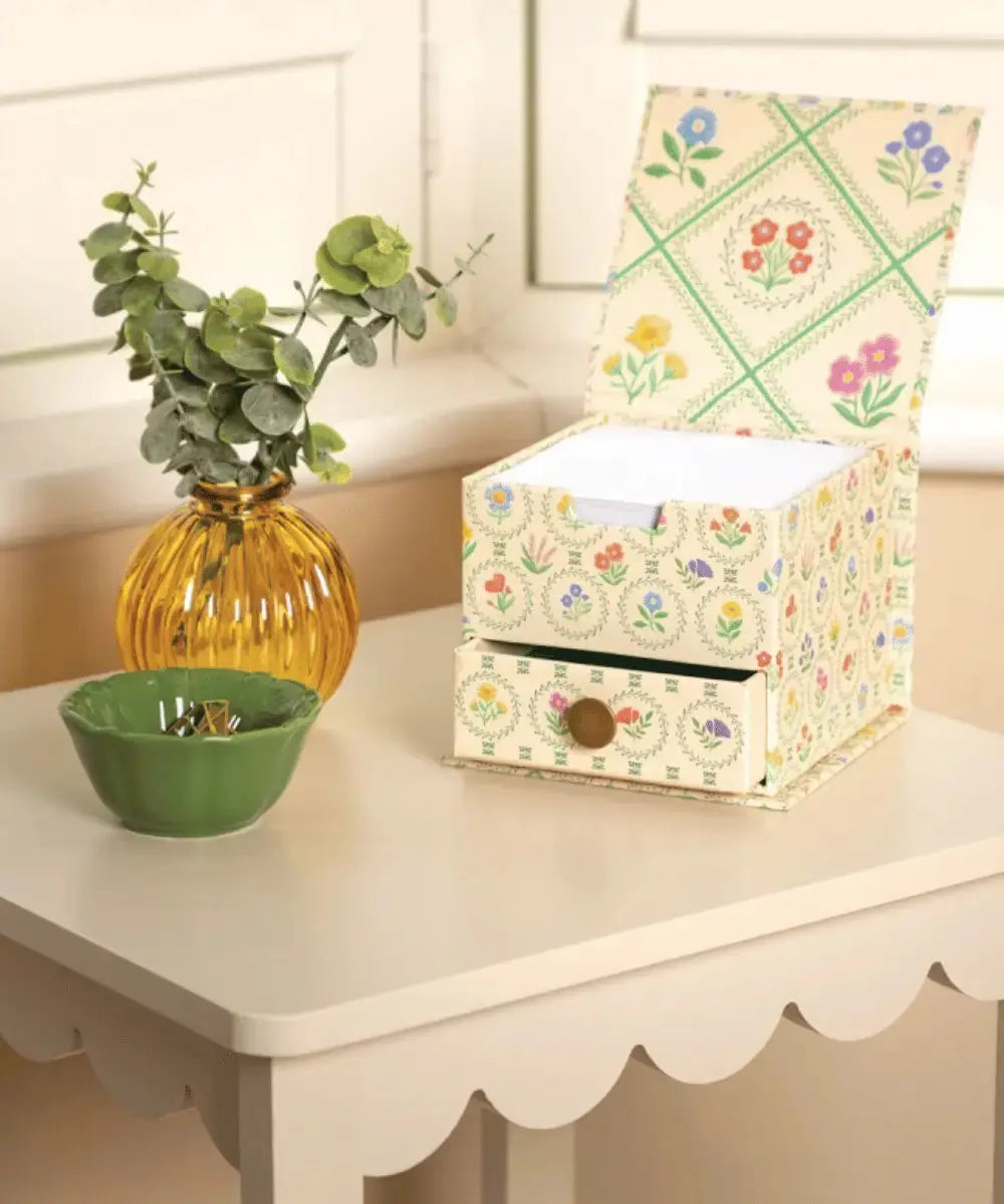 Vue du bloc memo cube fleuri de Royal Garden posé sur une table basse
